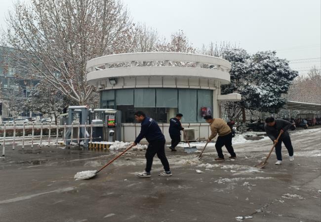 掃雪除冰我先行，冰雪更映黨旗紅